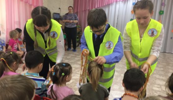 Отряд ЮИД в гостях со сказкой